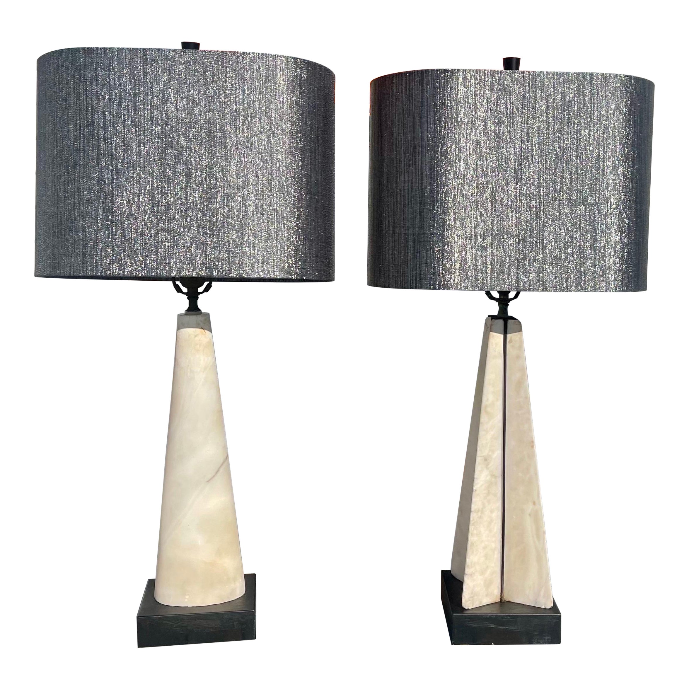 Deux lampes uniques en albâtre de style mi-siècle moderne  en vente