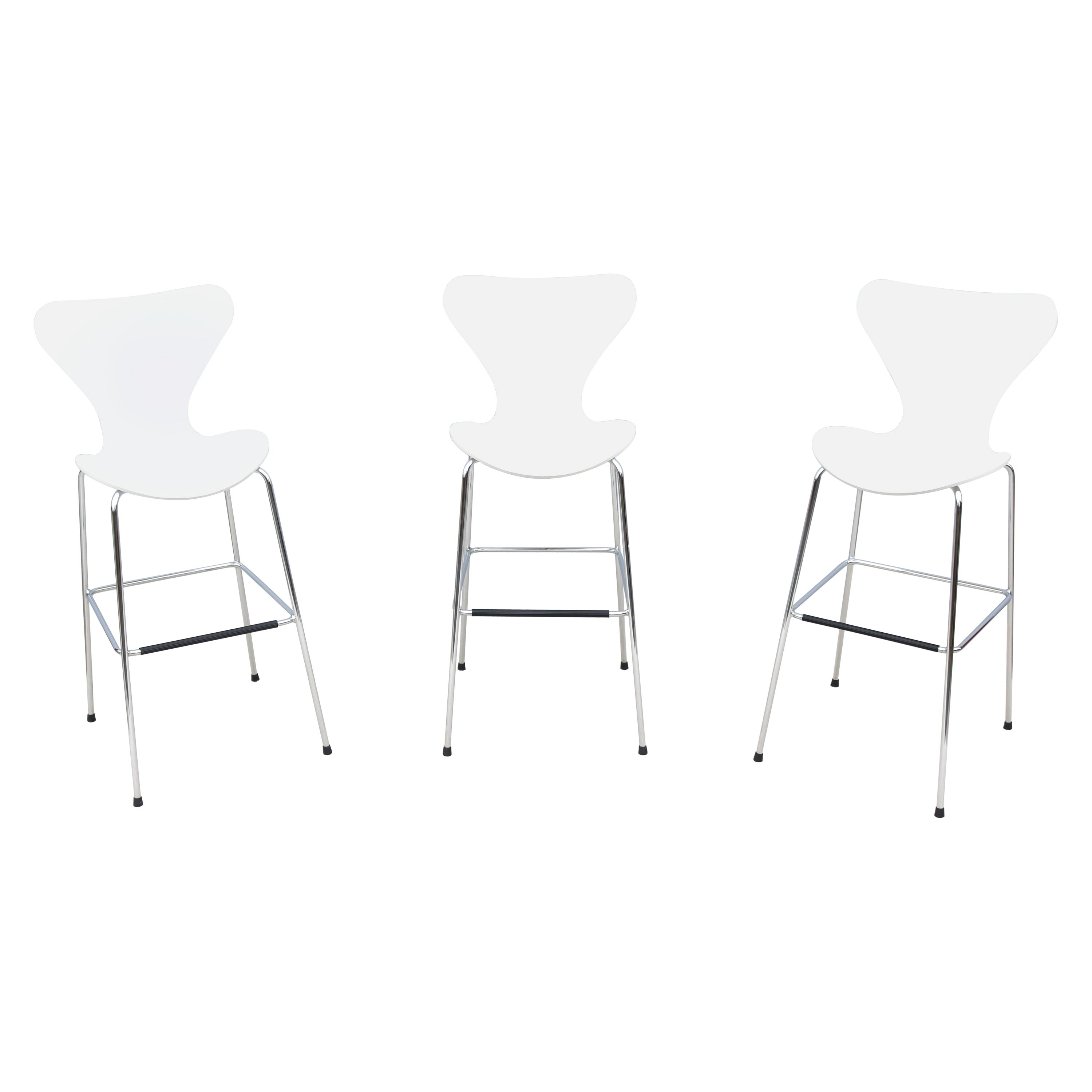 Danish Mid-Century Modern Arne Jacobsen Style Series 7 White Bar Stools Set of 3 For Sale
