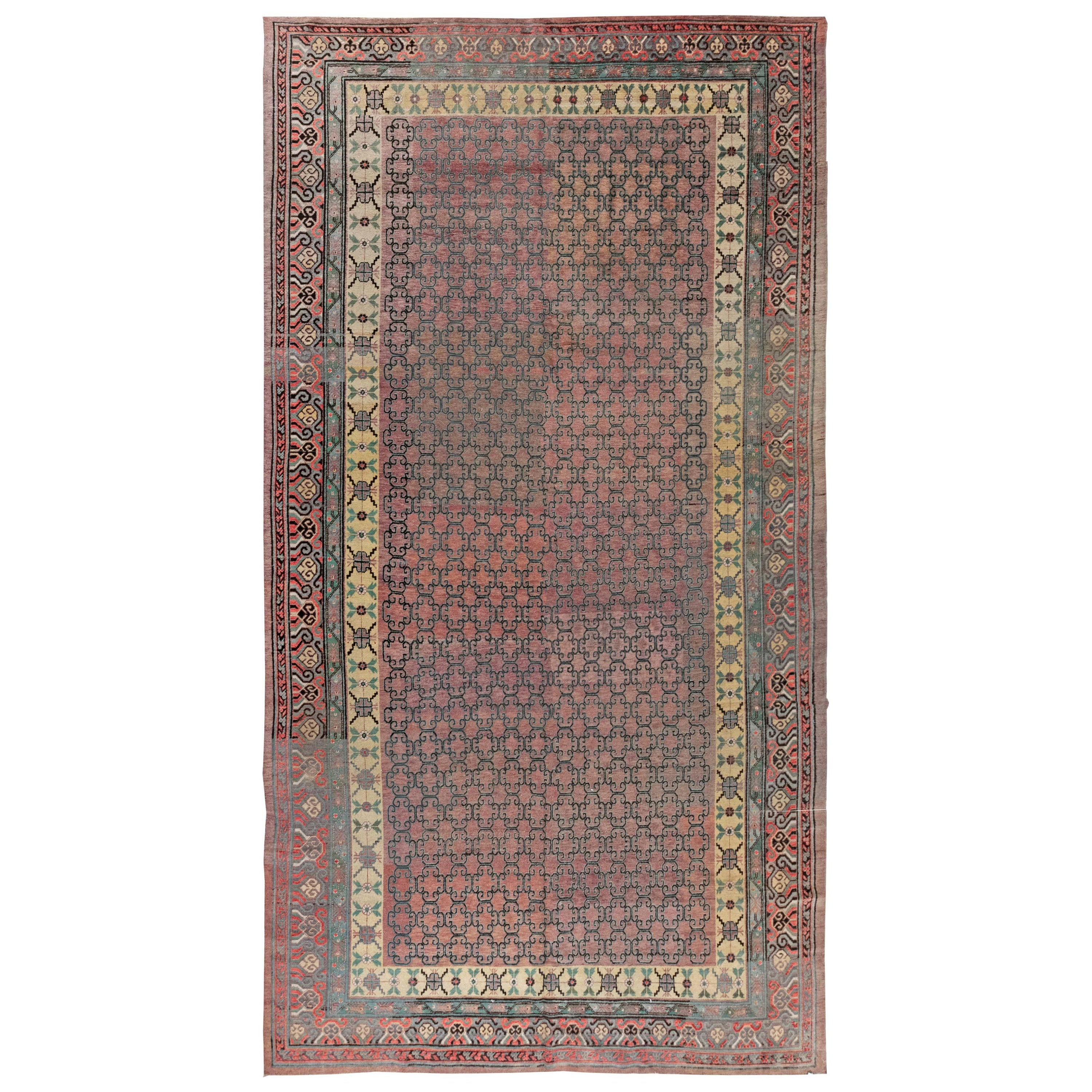 Antiker Samarkand 'Khotan' handgefertigter Wollteppich im Angebot