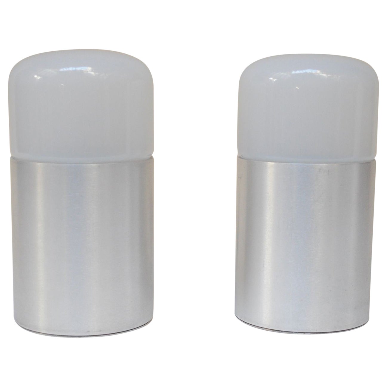 Paire de lampes de chevet/table italiennes modernes en verre opalin et aluminium brossé