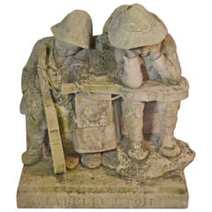 Estatua de piedra tallada de niños con instrumentos musicales