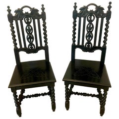 Paire de chaises d'appoint victoriennes anciennes en chêne ébénisé sculpté 