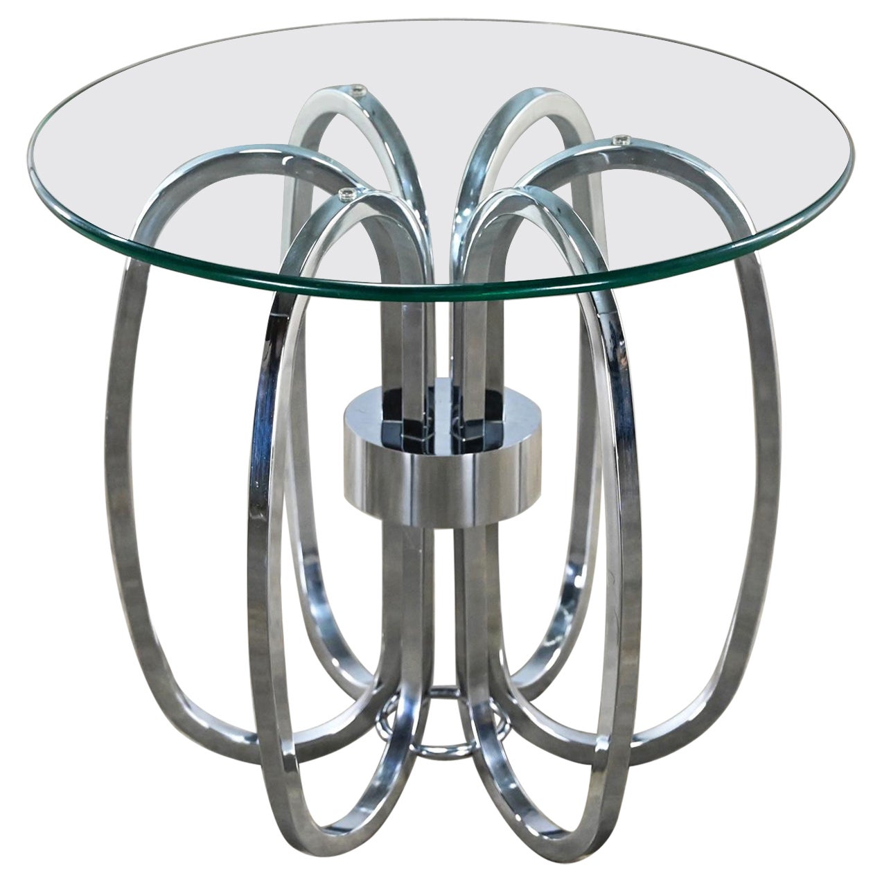 MCM à la table d'appoint ou de bout moderne en forme de tonneau avec base chromée et plateau en verre rond    en vente