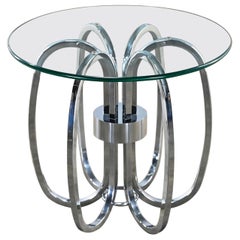 MCM à la table d'appoint ou de bout moderne en forme de tonneau avec base chromée et plateau en verre rond   