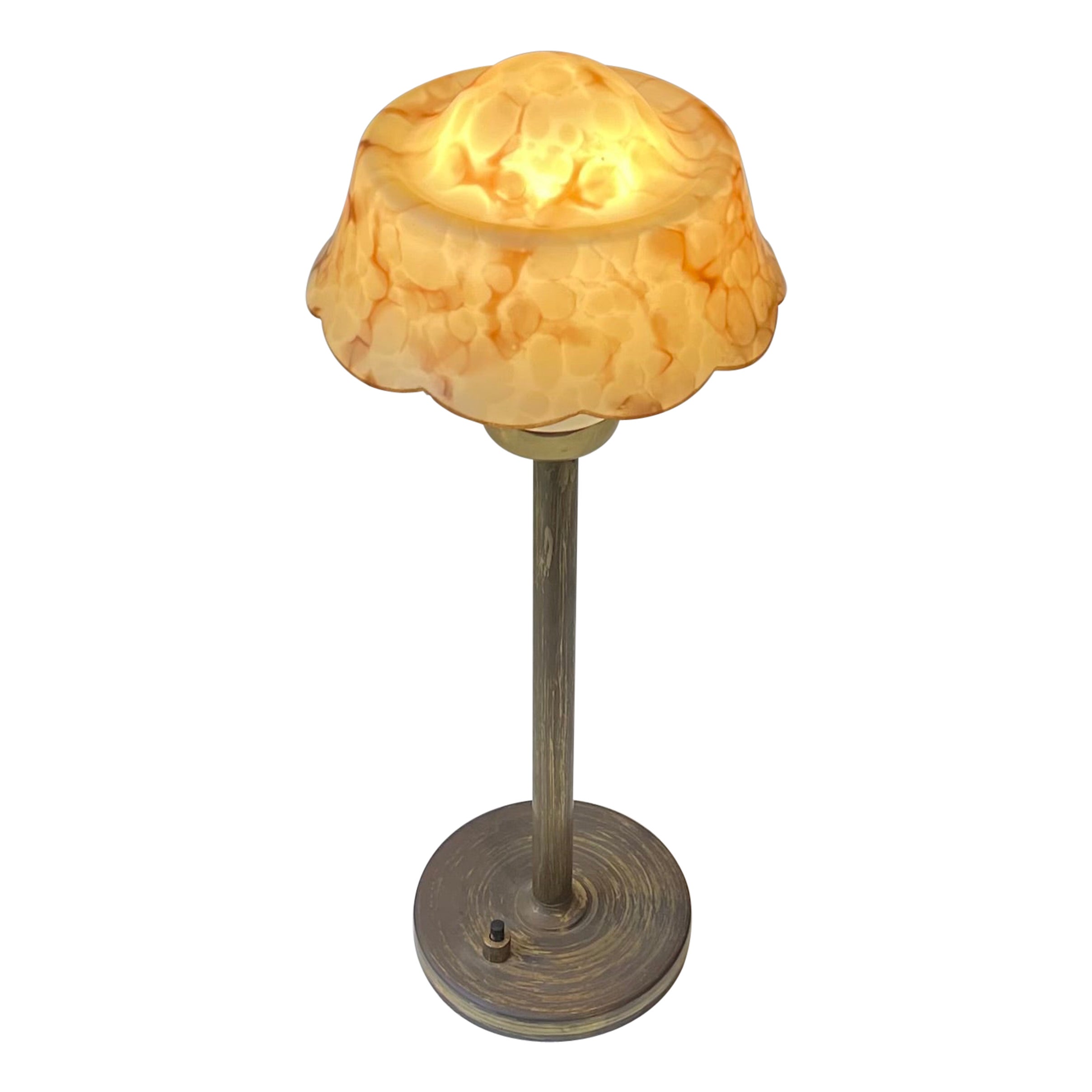Lampe de table fonctionnaliste danoise en laiton et verre marbré par Fog & Mørup en vente