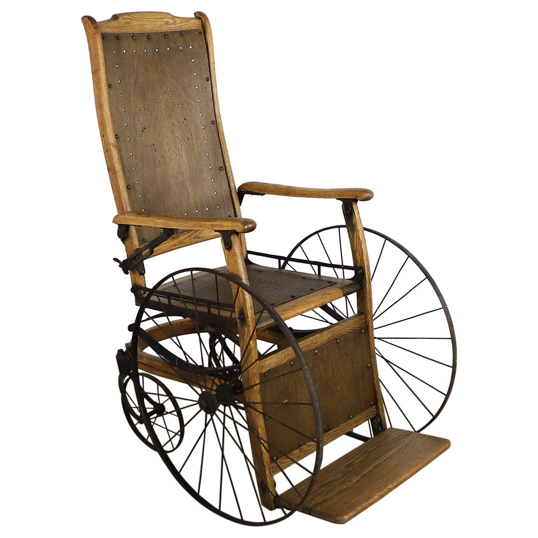Fauteuil roulant antique en bois en vente