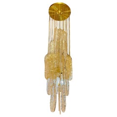 Lampe à suspension Mazzega de Murano, structure en laiton et feuilles de glace dorées, Italie 1970