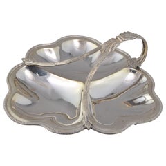 Bandeja con asa. Metal. Alrededor de 1900.
