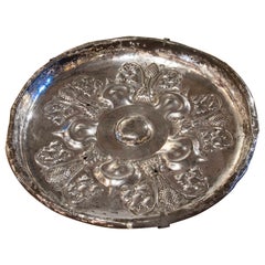 Plaque en métal argenté du XIXe siècle avec décor de fleurs et de visages