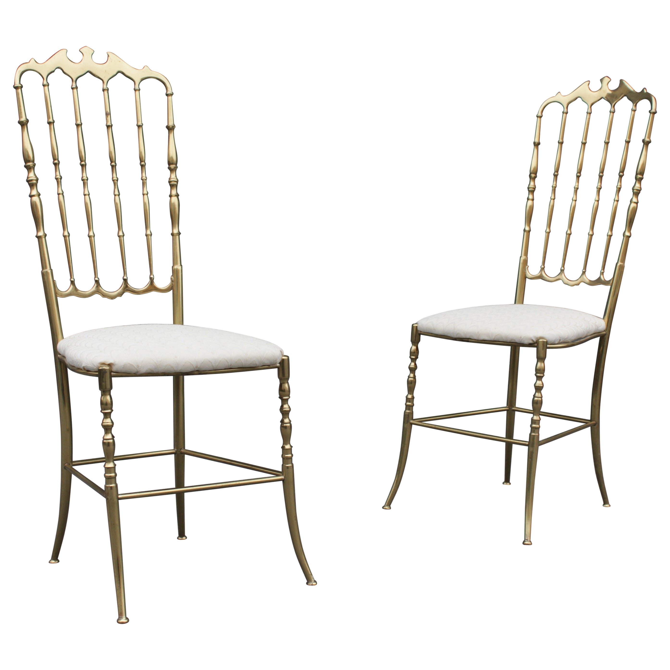 Paire de chaises de salle à manger ou d'appoint tapissées en laiton massif et blanc par Chiavari Italie en vente