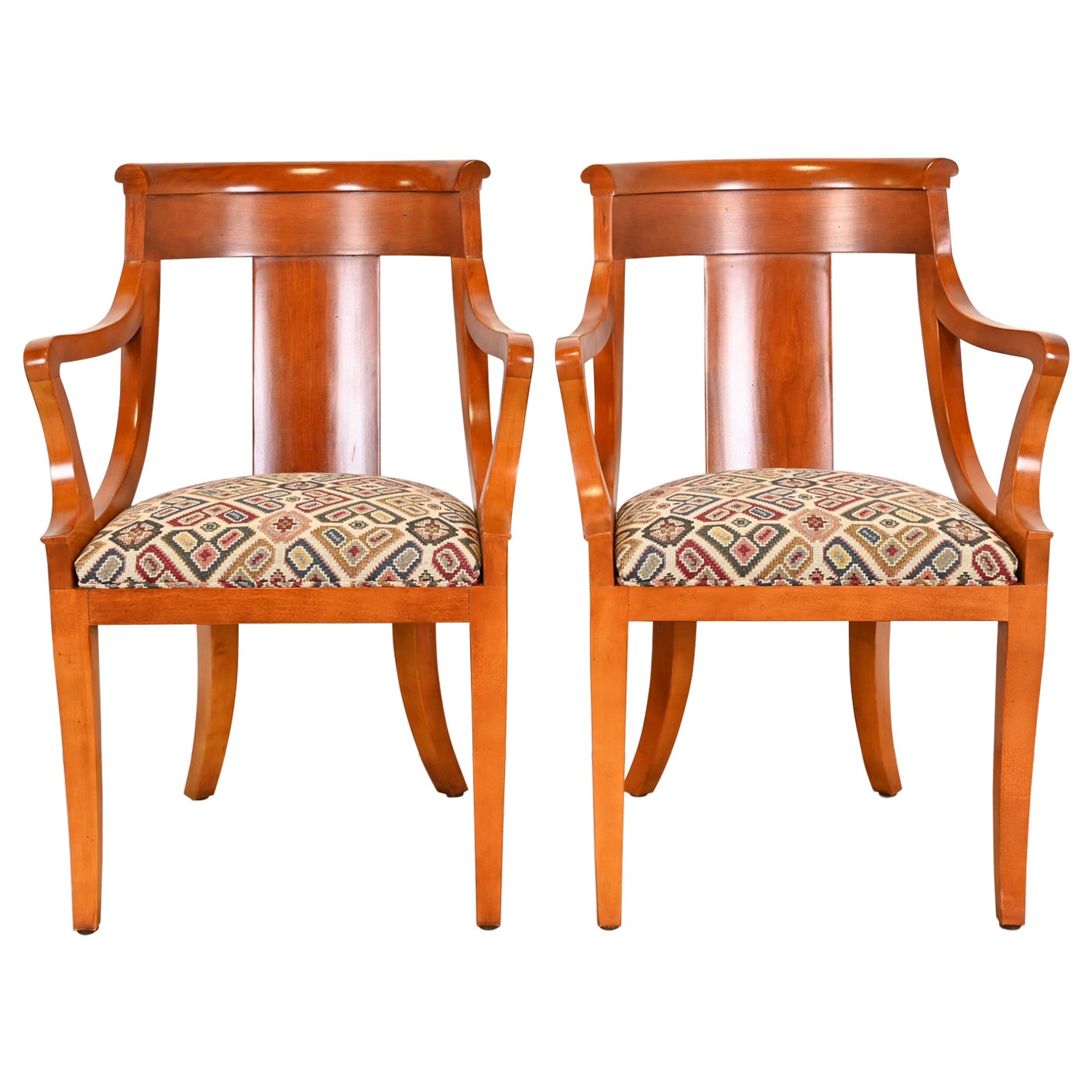 Paire de chaises à bras en cerisier massif Regency de Baker Furniture en vente