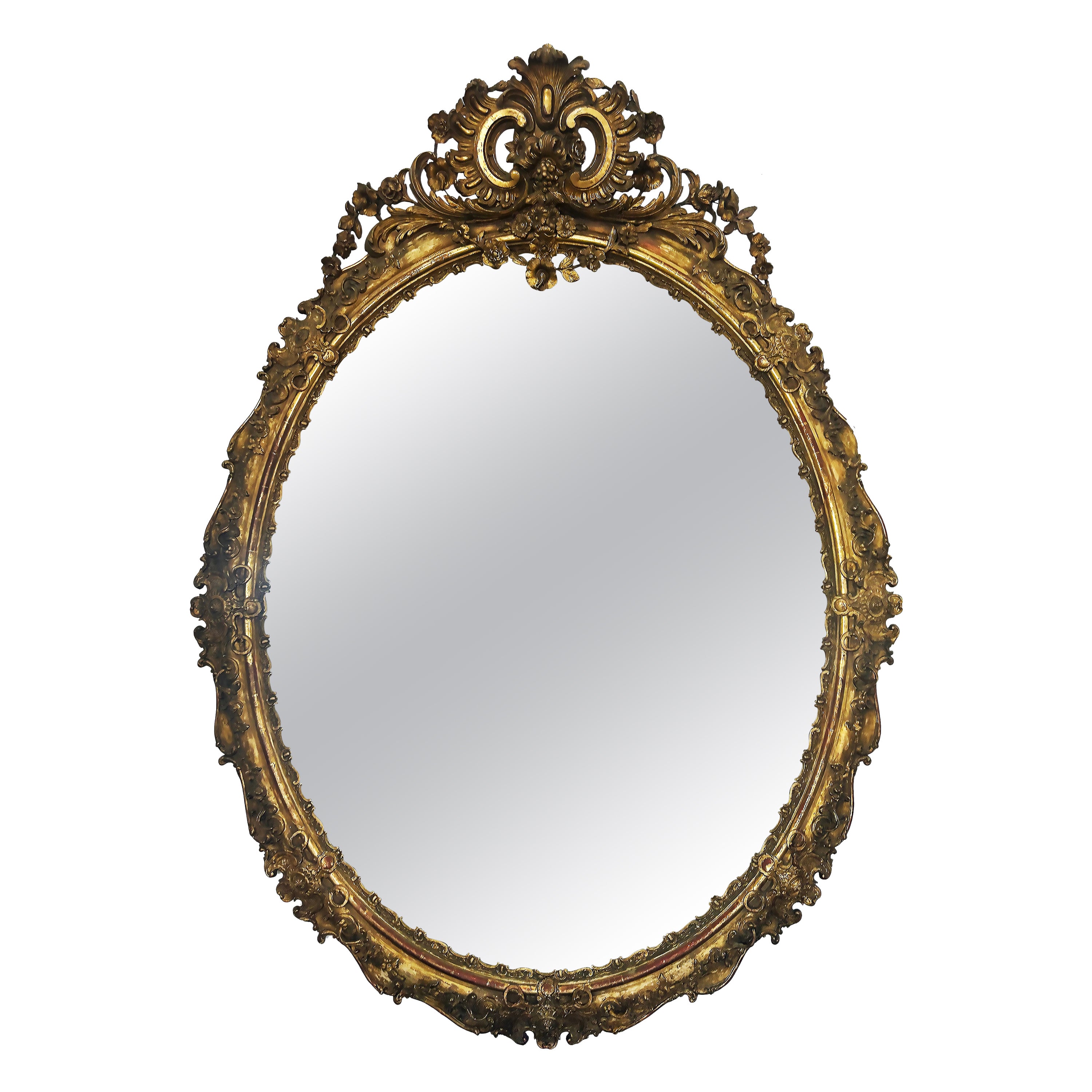 Monumental miroir européen ovale en bois doré et gesso, fin 19e-début 20e siècle