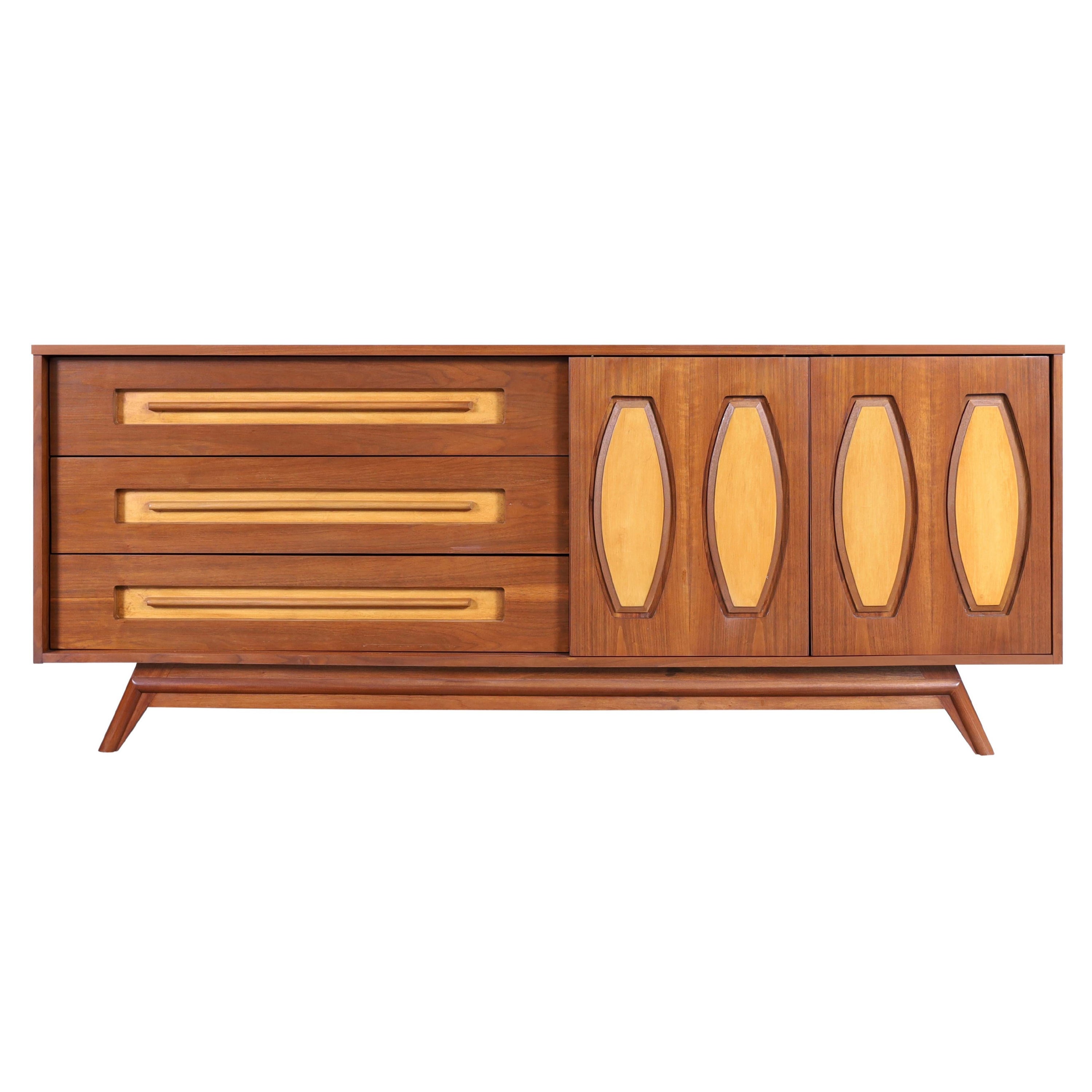 Modernes Nussbaum-Credenza aus der Jahrhundertmitte von Young Mtg. im Angebot