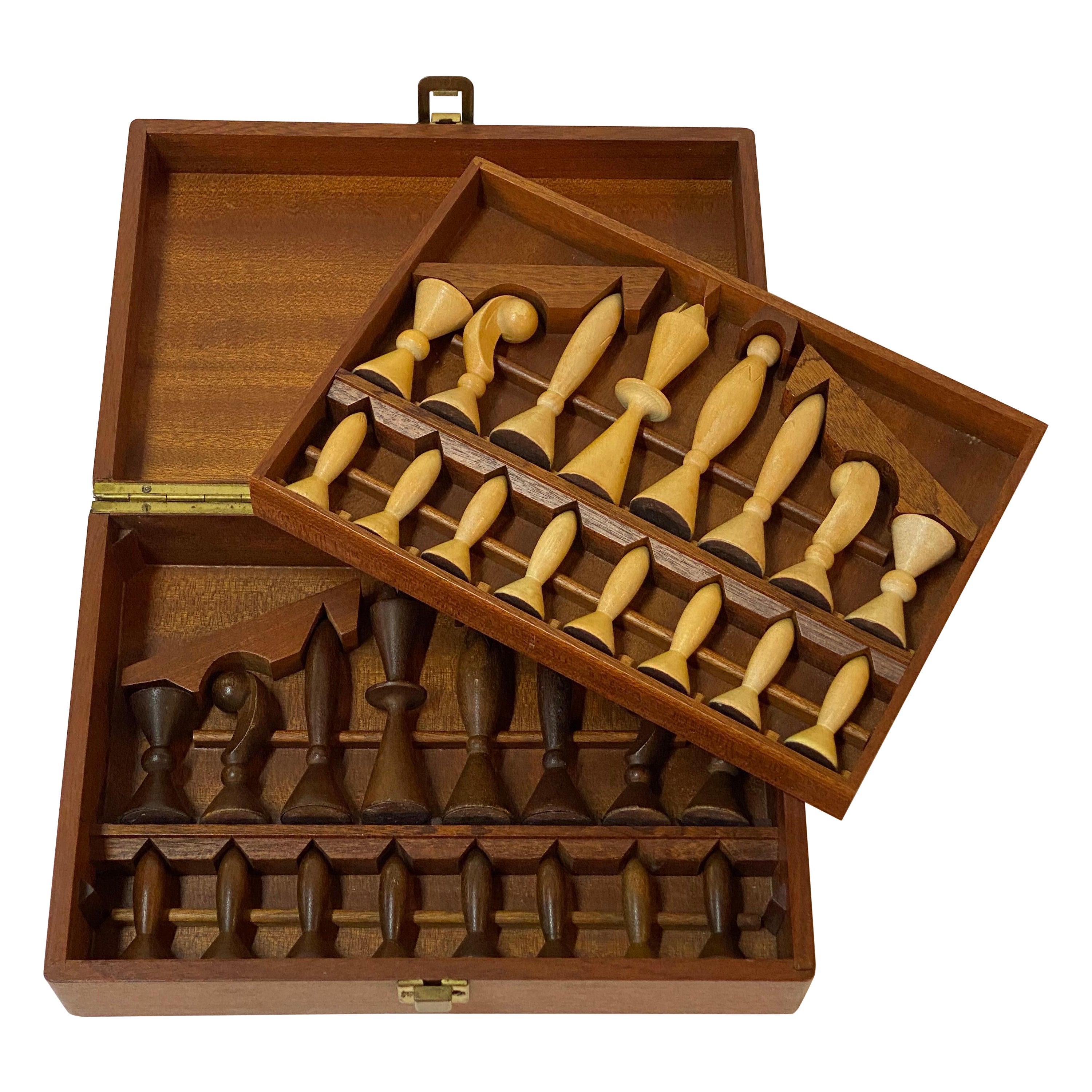 Pièces d'échecs modernistes en bois dans un coffret en vente