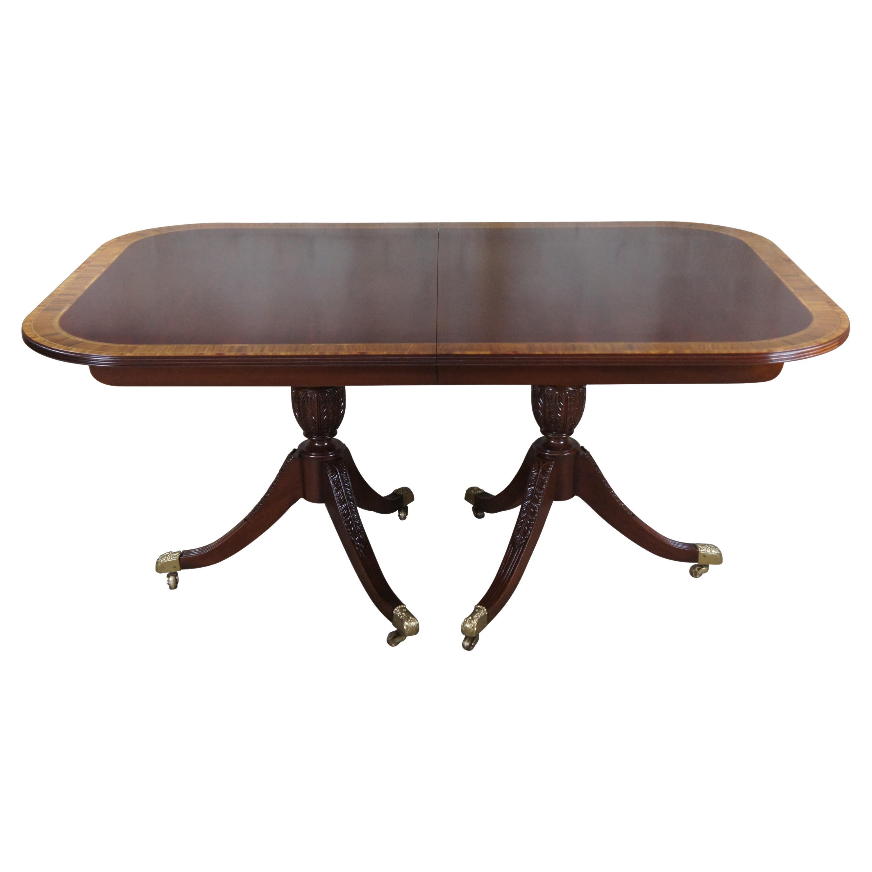 Table de salle à manger Regency anglaise à double piédestal 104 po. en vente