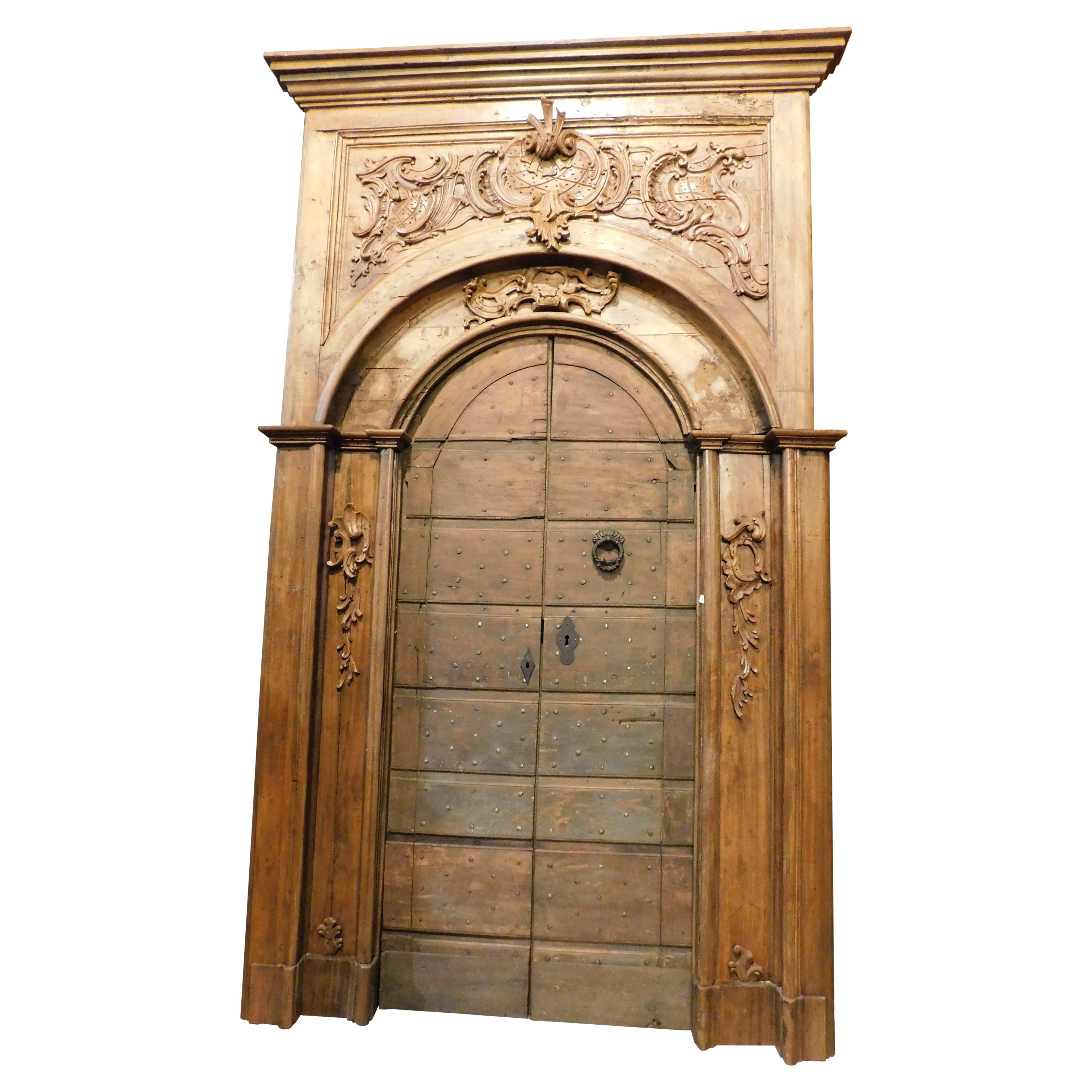 Alte Tür aus Pappelholz mit Nägeln, rustikal und mit Vorhang, Italien im Angebot