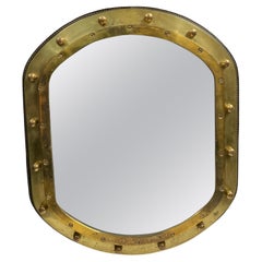 Espejo de pared de cuero cosido y bronce de los años 50, de Jacques Adnet