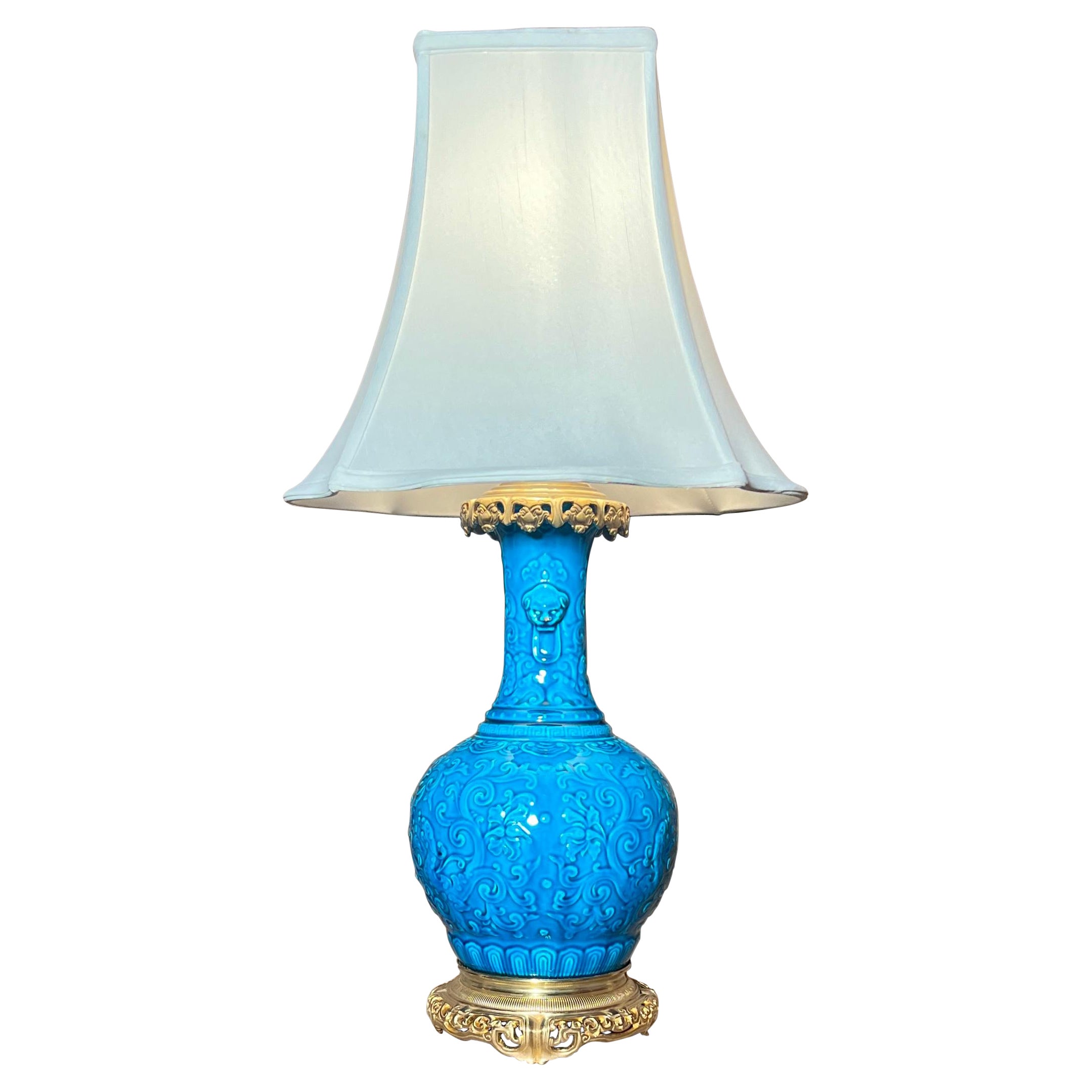 Antike französische blaue Porzellanlampe mit Goldbronze-Beschlägen, um 1885-1890.