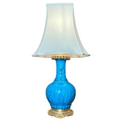 Antike französische blaue Porzellanlampe mit Goldbronze-Beschlägen, um 1885-1890.