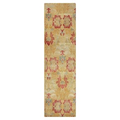 Rug & Kilim's Spanish European Style Läufer in Gold, Rot und Blau mit Blumenmuster