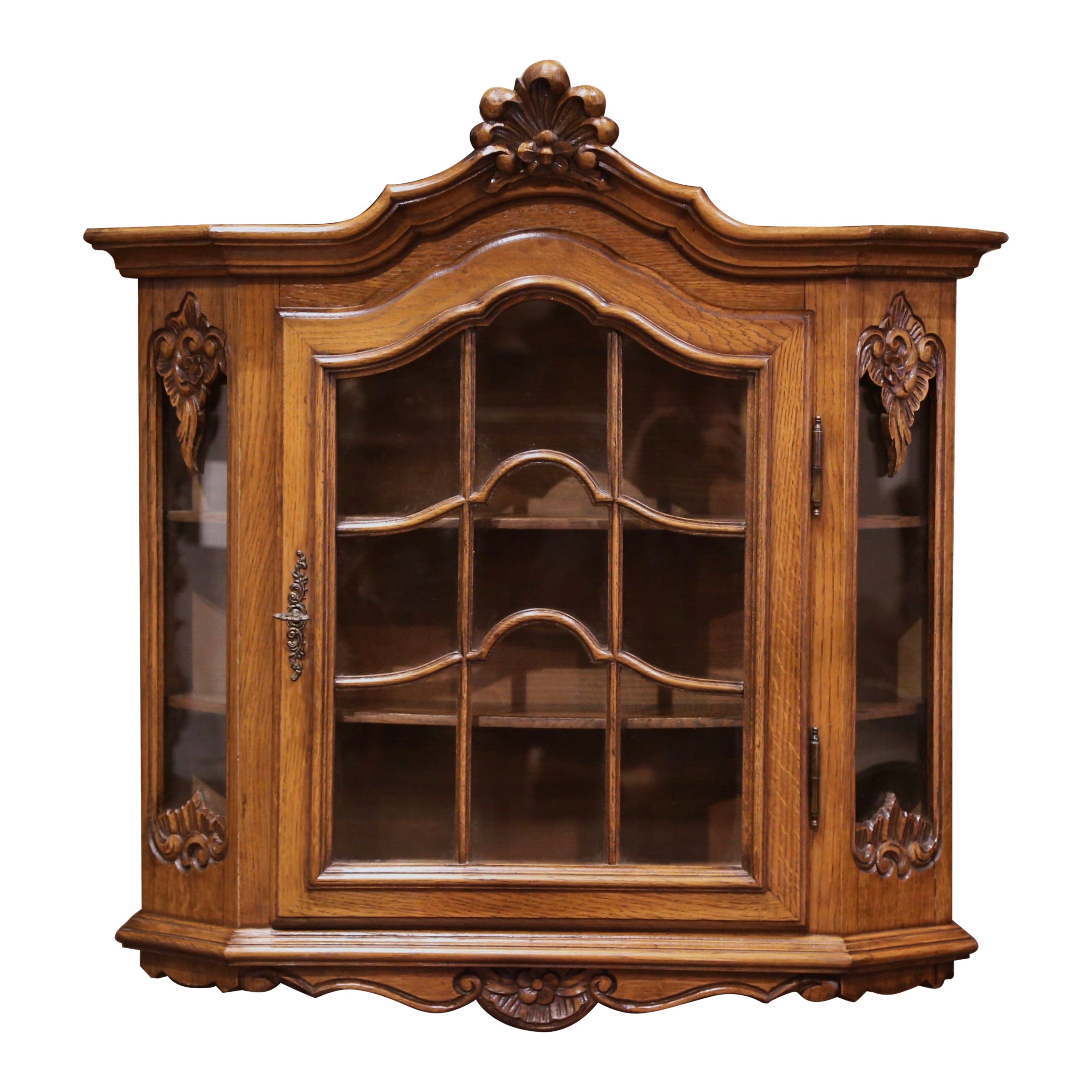 Französische Louis XV.-Wandvitrine aus geschnitztem Nussbaumholz mit Glastür aus dem frühen 20. Jahrhundert im Angebot