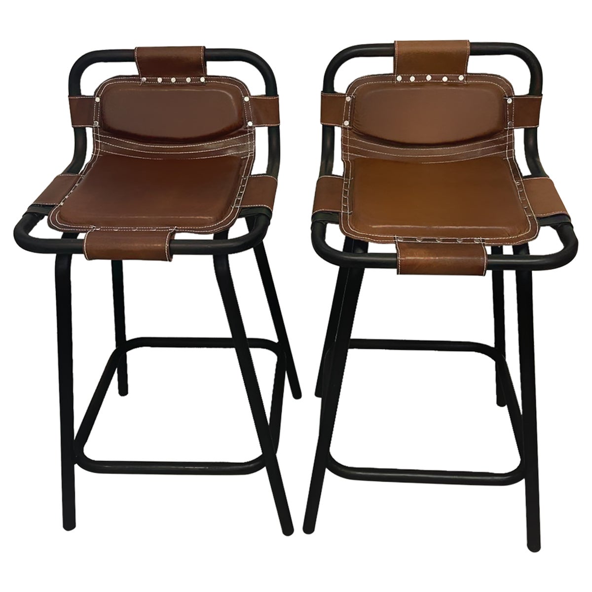 Tabourets de bar vintage avec sièges en cuir et structure en métal noir. 2 Disponibles.$295/E
