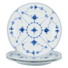 Royal Copenhagen, planche bleue cannelée. Trois assiettes de table Début des années 1900. 
