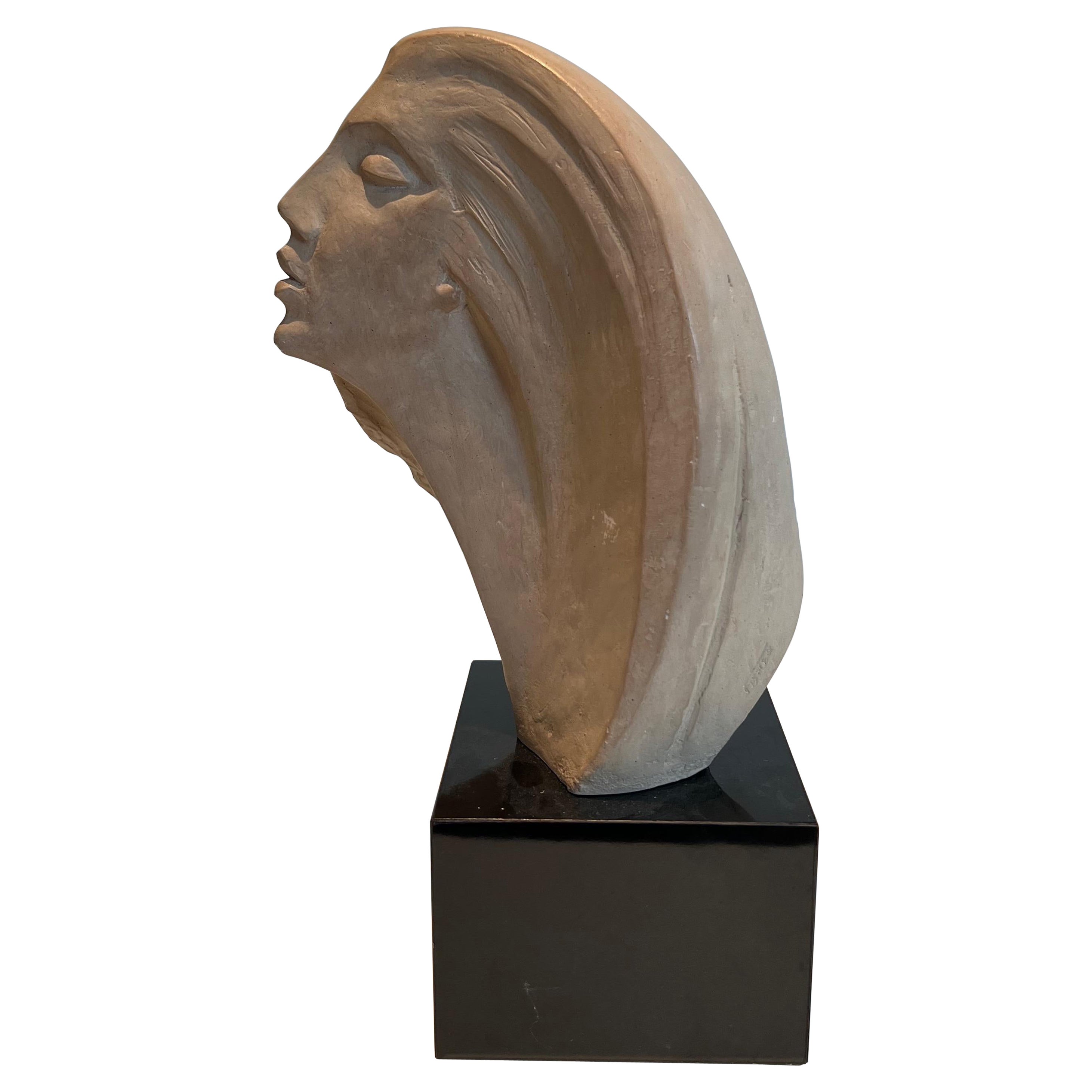 Sculpture en terre cuite représentant le visage d'une femme