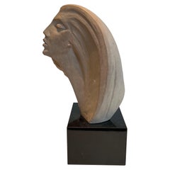 Sculpture en terre cuite représentant le visage d'une femme