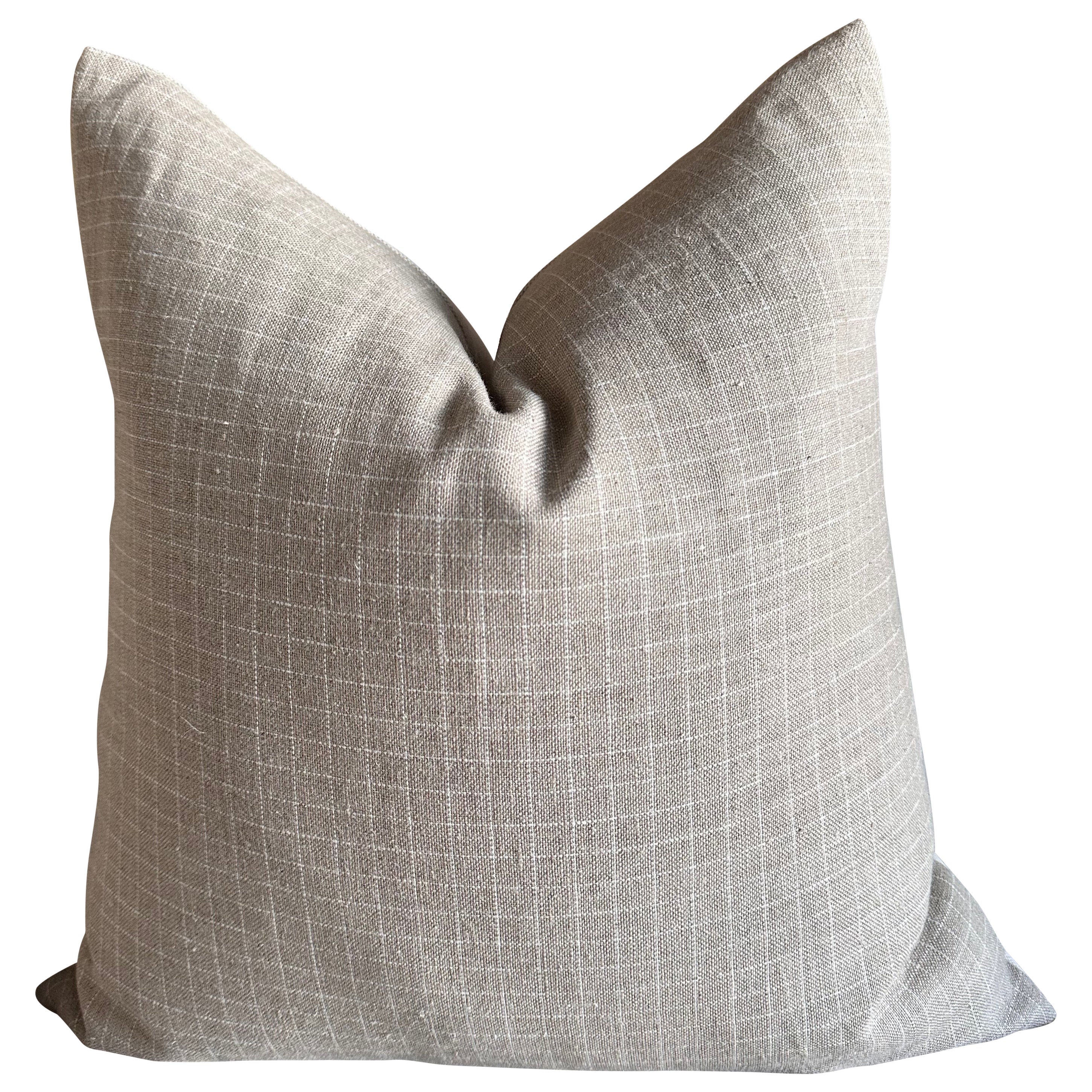 Coussin à carreaux belge en lin naturel et blanc avec insert en duvet en vente