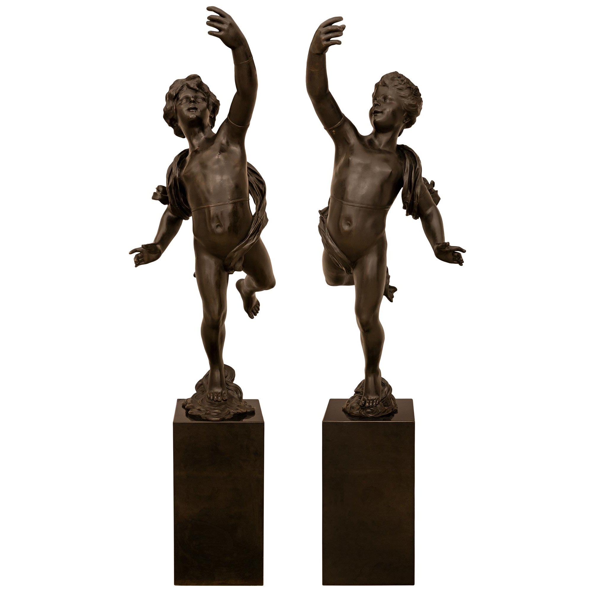 Paire véritable de statues en bronze patiné de style néoclassique français du 19ème siècle en vente
