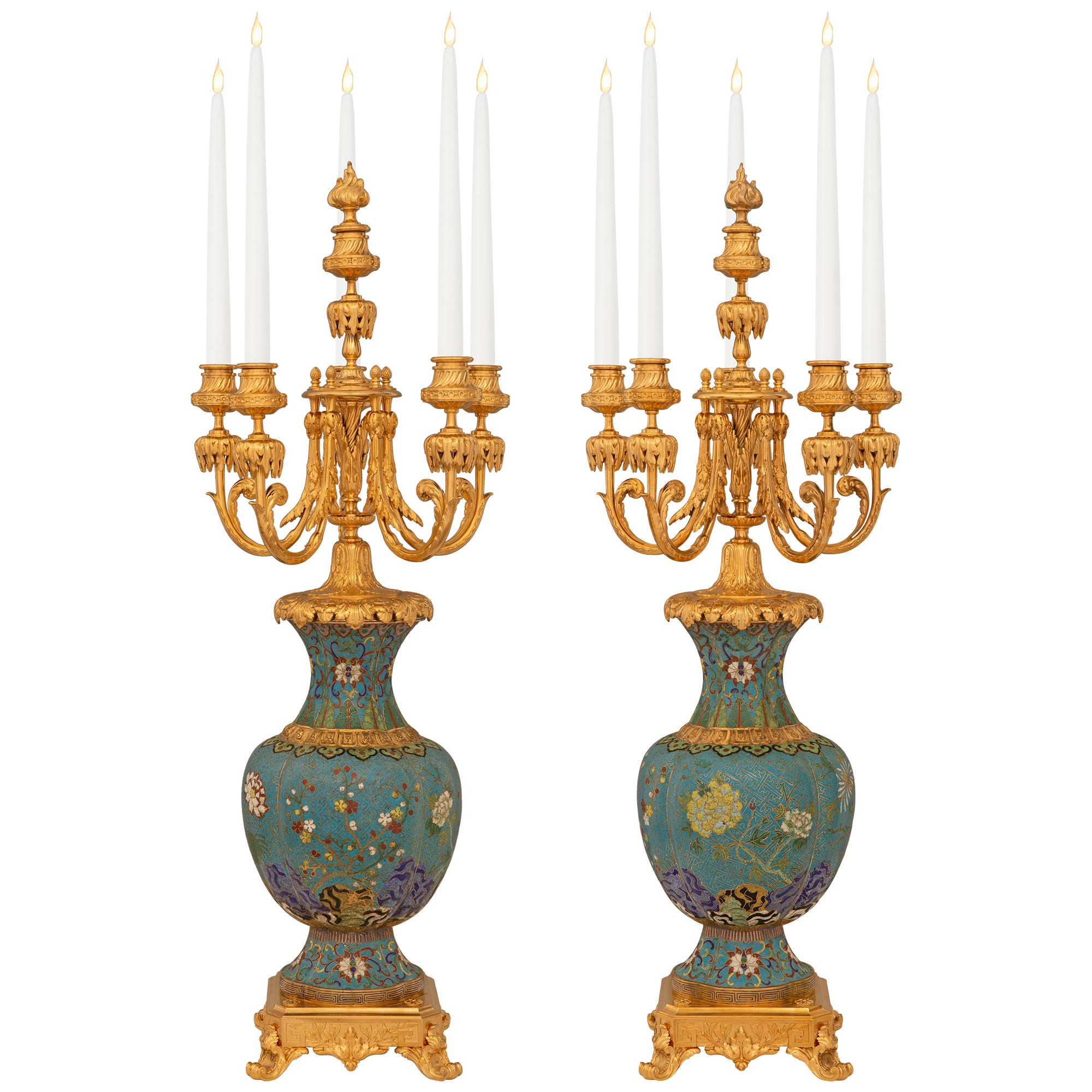 Paar französische Louis XV St. Cloisonné- und Ormolu-Kandelaber aus dem 19. im Angebot