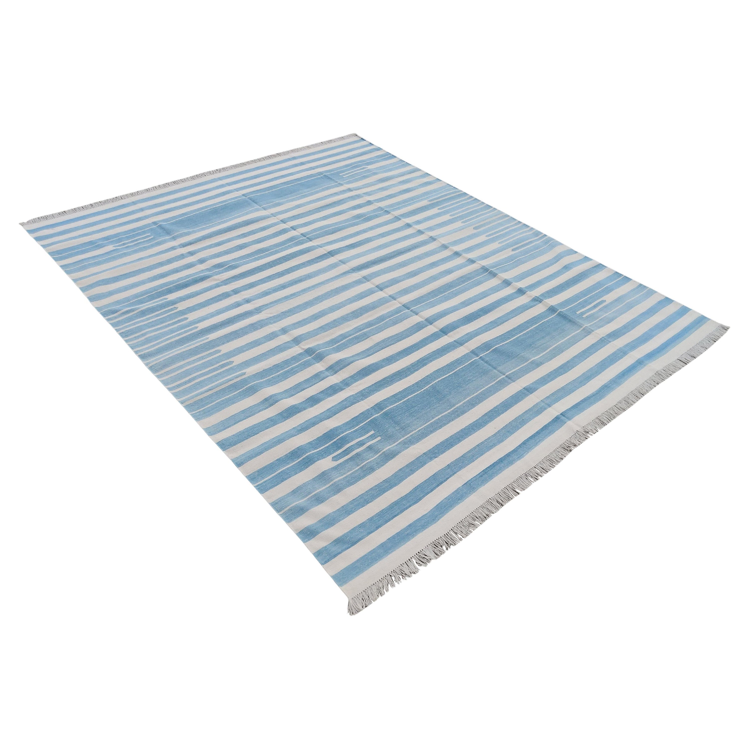 Handgefertigter Flachgewebe-Teppich aus Baumwolle, blau-weiß gestreifter indischer Dhurrie-Teppich im Angebot