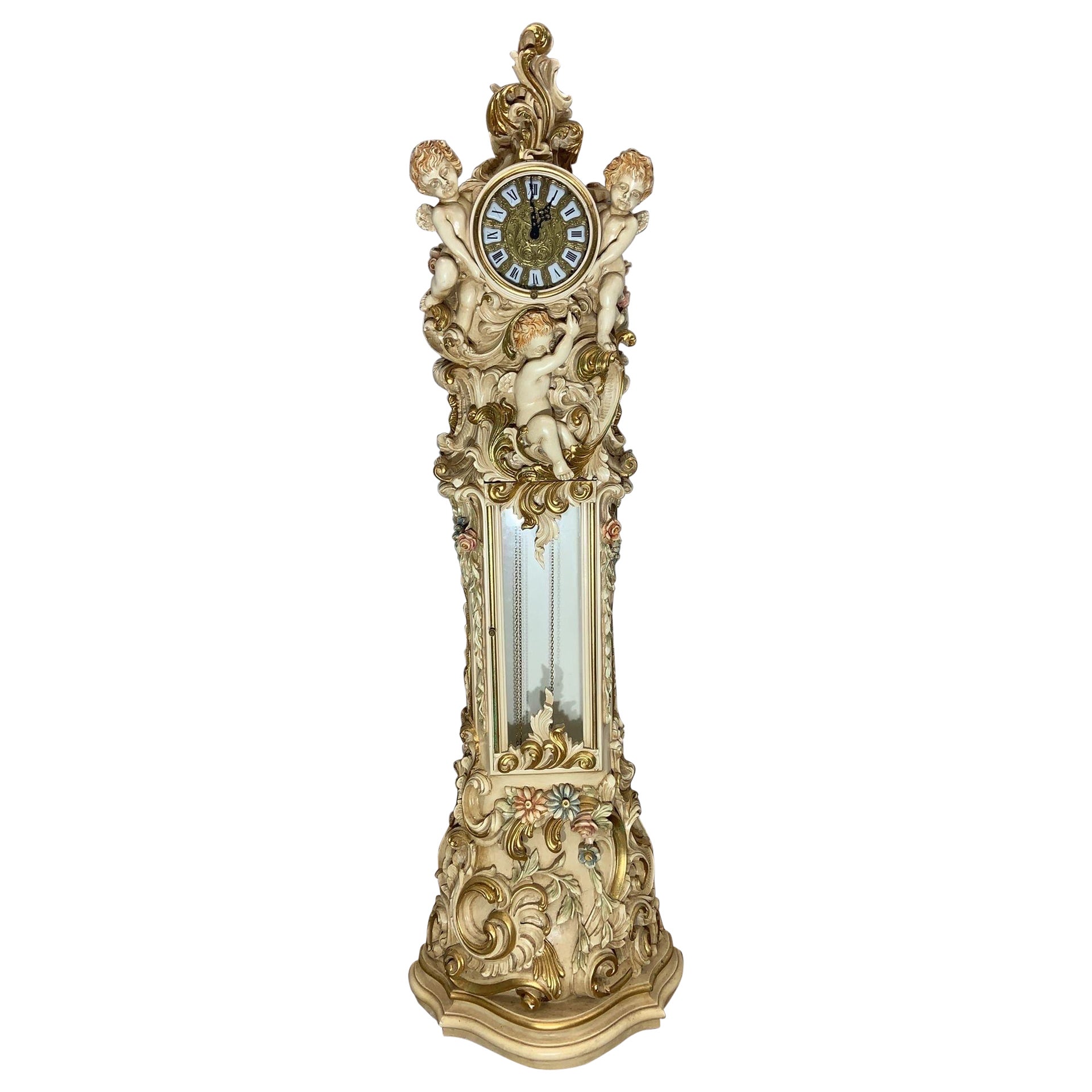 Horloge italienne rococo sculptée et peinte à la main, chérubin/ange grand-père