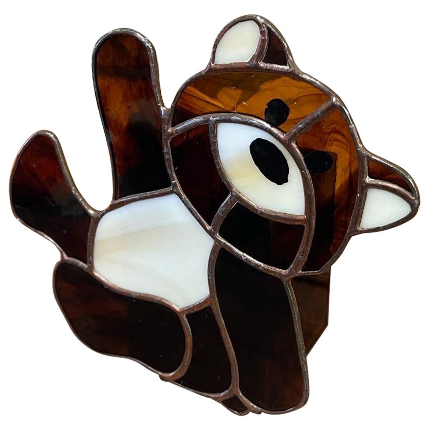 Dekorativer handgefertigter Teddybär aus Buntglas im Vintage-Stil mit Tasse im Anhänger.
