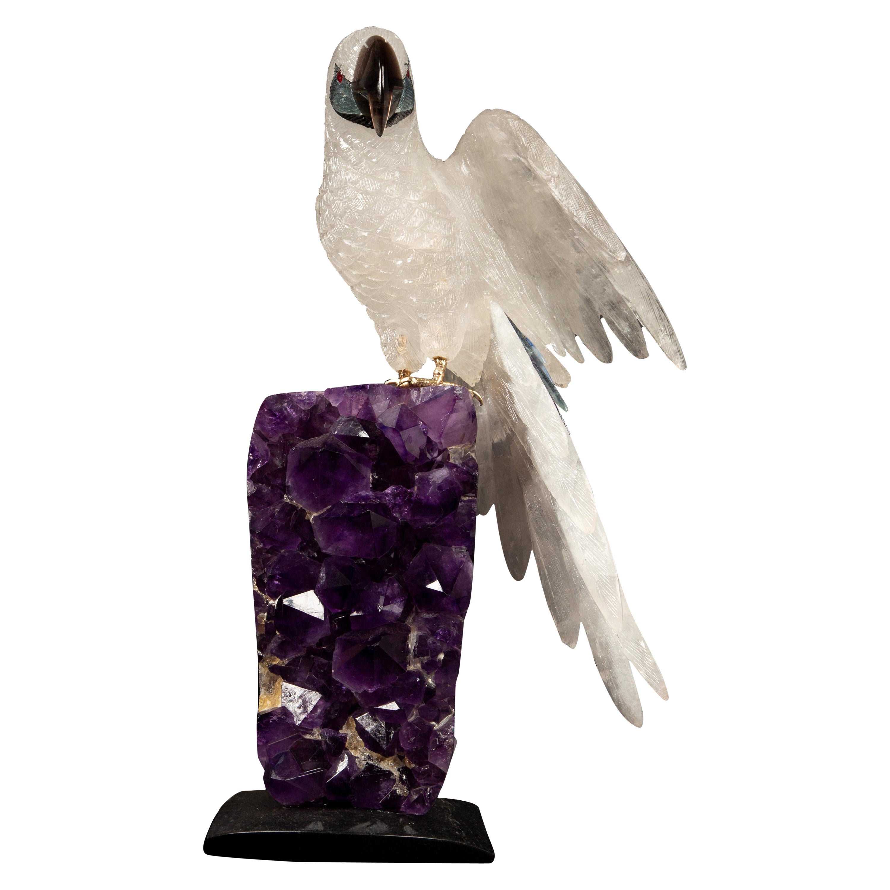 Geschnitzter Papagei aus Bergkristall auf einem Amethyst-Cluster montiert 13"H im Angebot