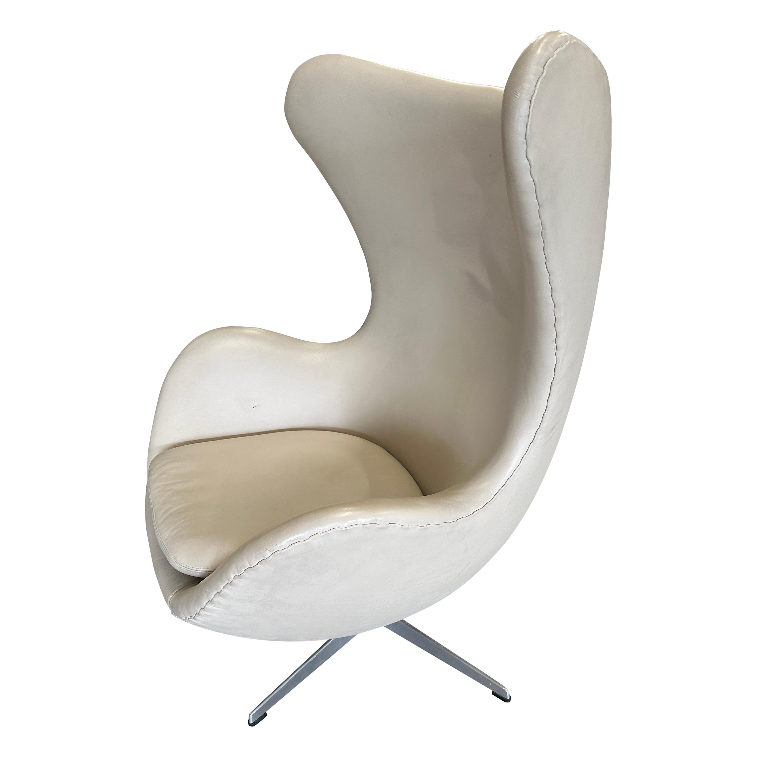 1966 Arne Jacobsen for Fritz Hansen Egg Chair in Leather For Sale