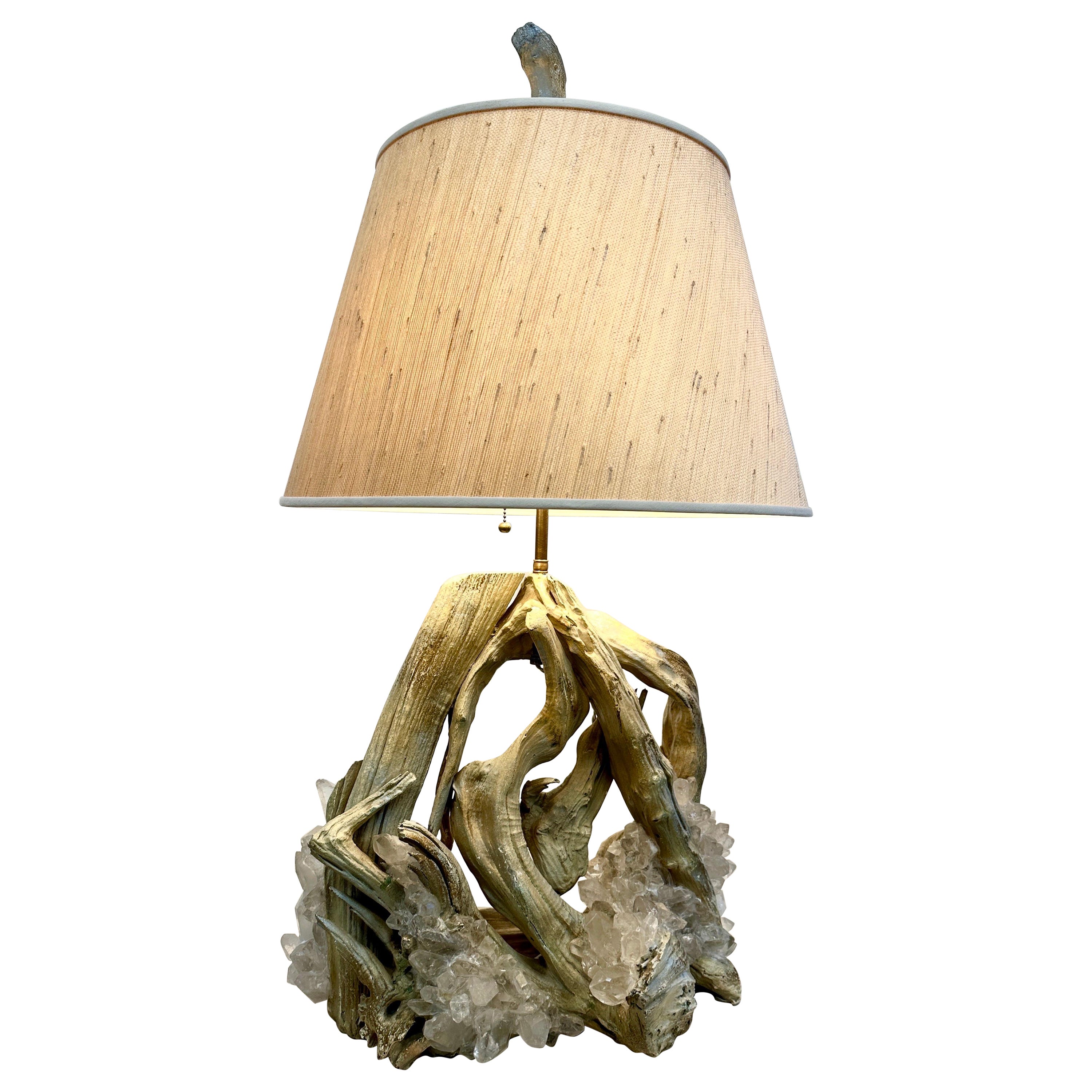 Lampe vintage en bois flotté avec écailles de cristal de quartz incrustées