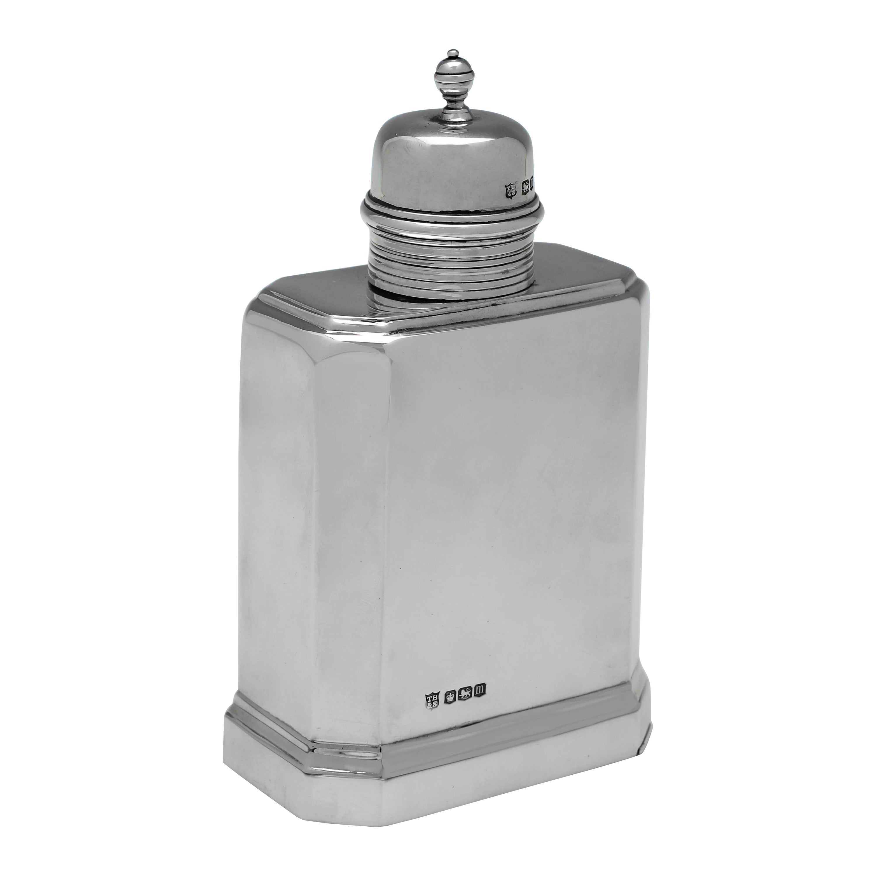 Art Deco reproduction of a Queen Anne period tea caddy - Hallmarked in 1929 For Sale