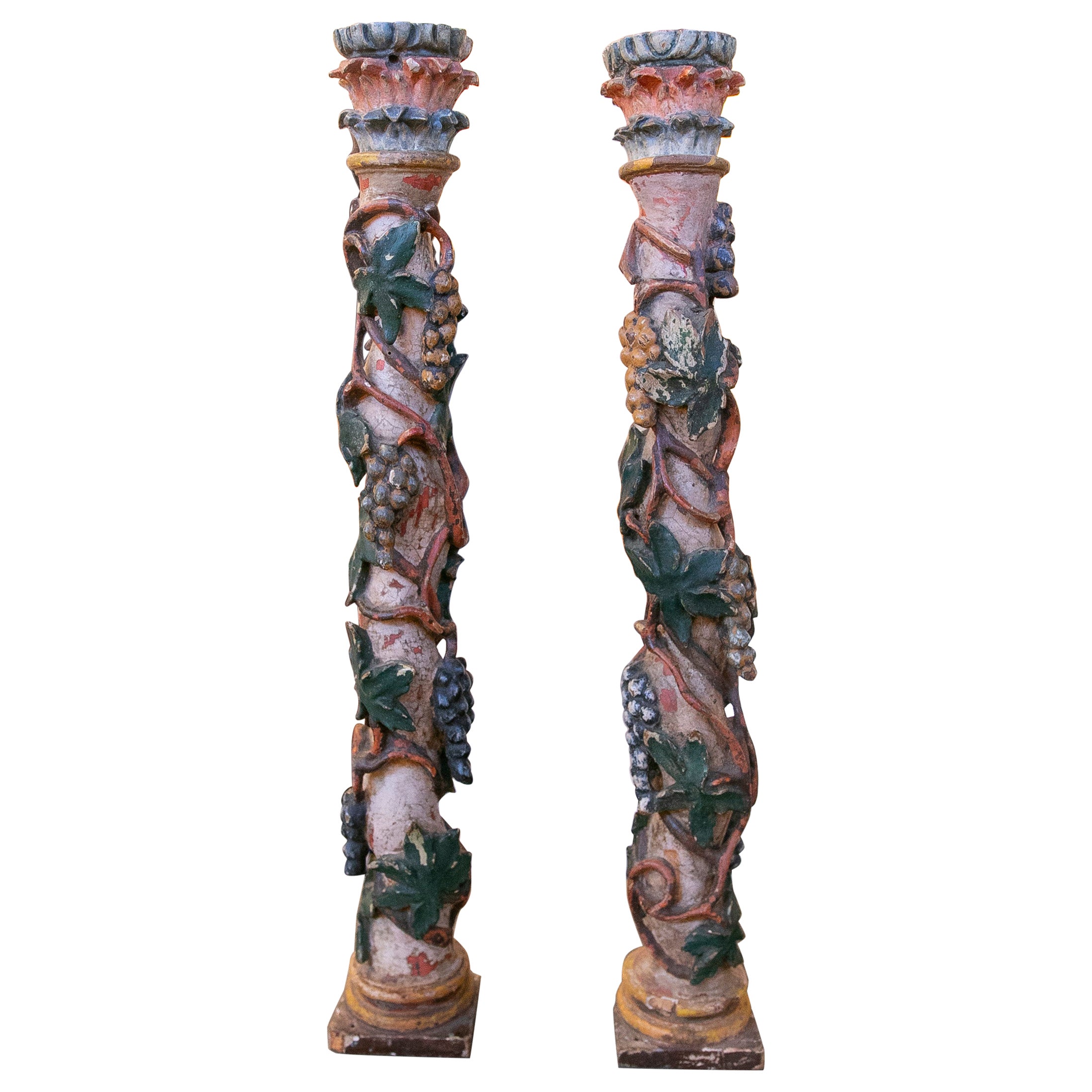 Paire de colonnes de Solomon sculptées et de raisins polychromes en bois du 18ème siècle en vente