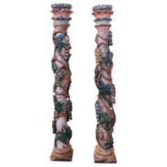 Paire de colonnes de Solomon sculptées et de raisins polychromes en bois du 18ème siècle