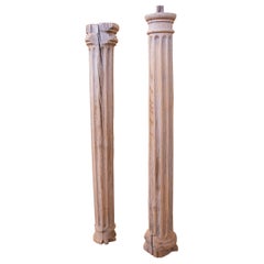 Coppia di colonne scanalate in legno intagliate a mano in tonalità Nature