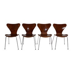 Quatre chaises de salle à manger modernes vintage Brown Arne Jacobsen 3107 circa 1955 Danemark
