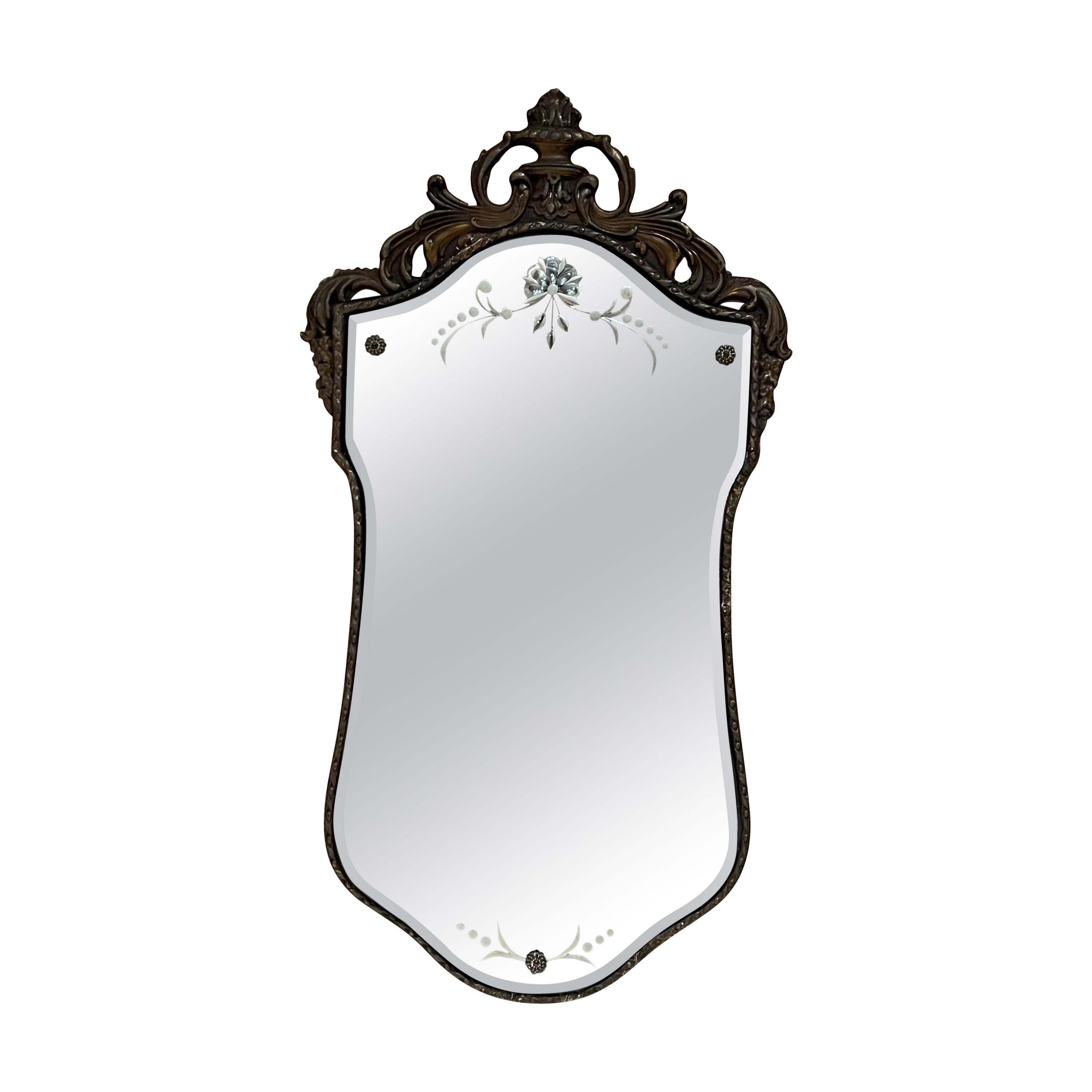 1950s Italian Venetian Wall Mirror Carved Giltwood Italy en vente
