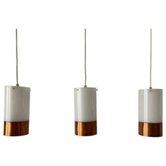 Métal de conception minimaliste  Lampe suspendue à triple abat-jour en plexiglas, années 1960, Allemagne