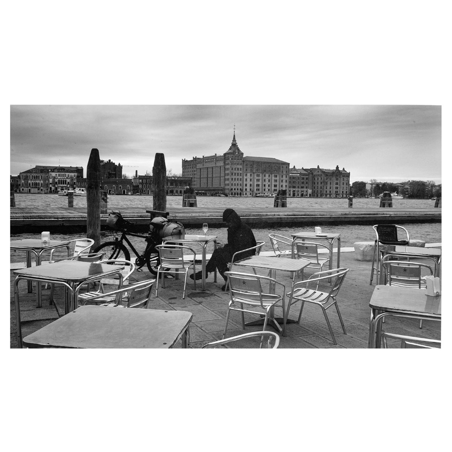 Italienische Fotografie von Venise „Pause Along La Giudecca“ im Angebot