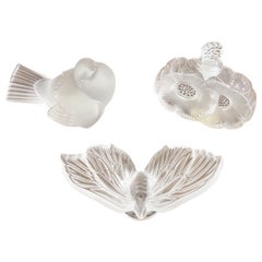 Set von drei Lalique-Skulpturen mit Spargel-Schmetterlings- und Parfümflasche 1950er Jahre