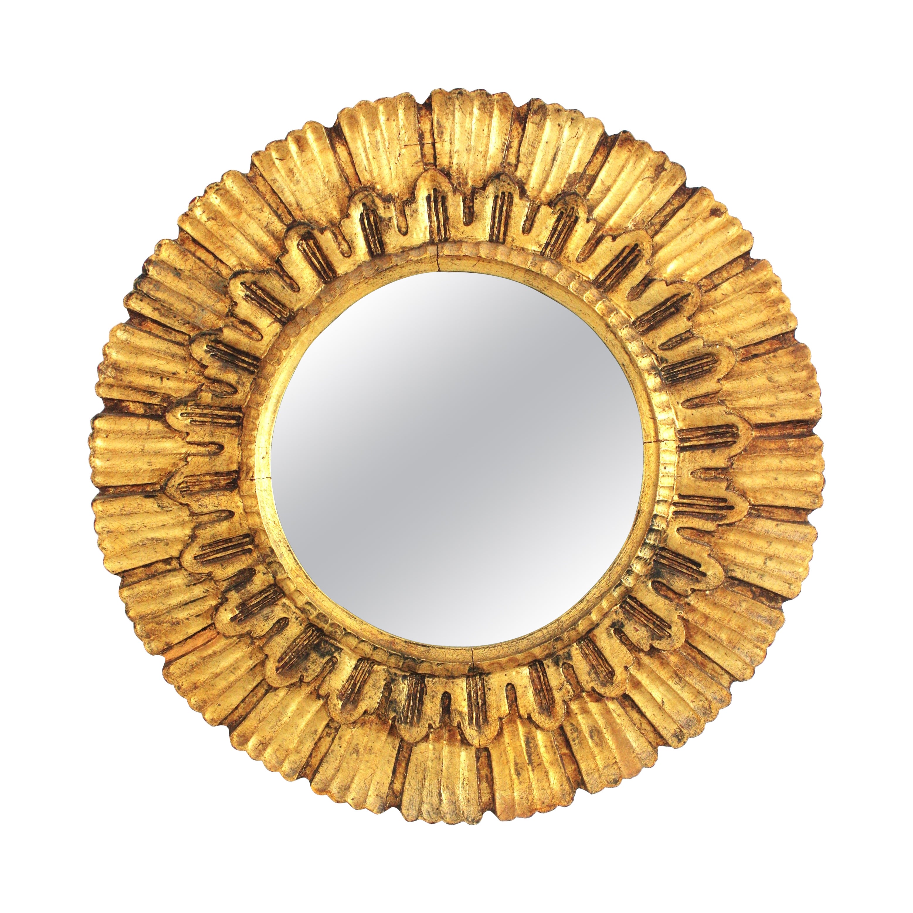 Geschnitzter runder Spiegel mit Sonnenschliff aus Giltwood, Spanien 1950er Jahre