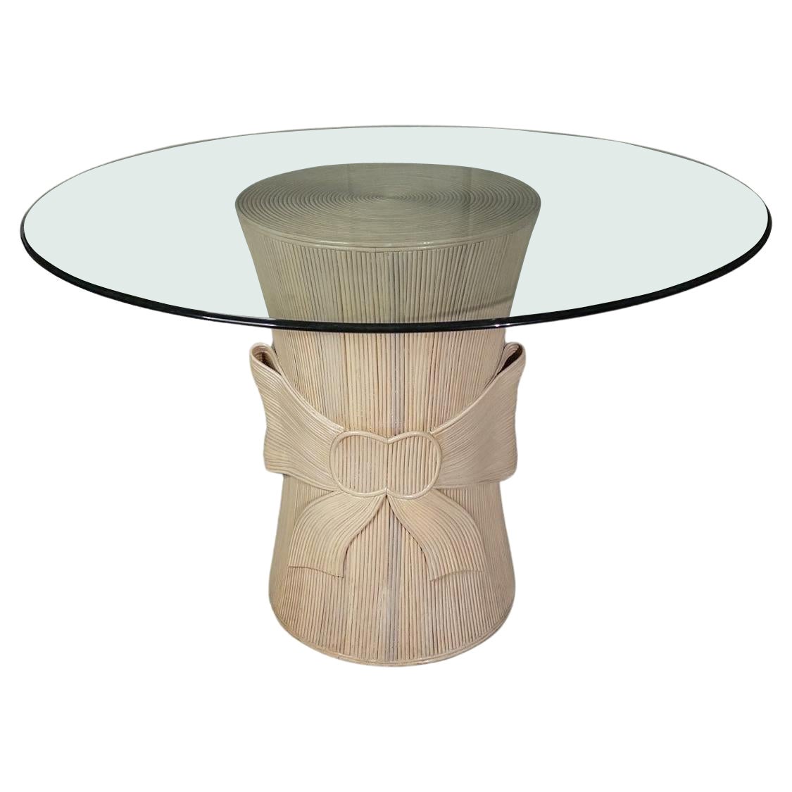 Gabriella Crespi Stil Rattan-Tisch mit geteiltem Schilf-Trompe l'Oeil-Schleifen und Glasplatte