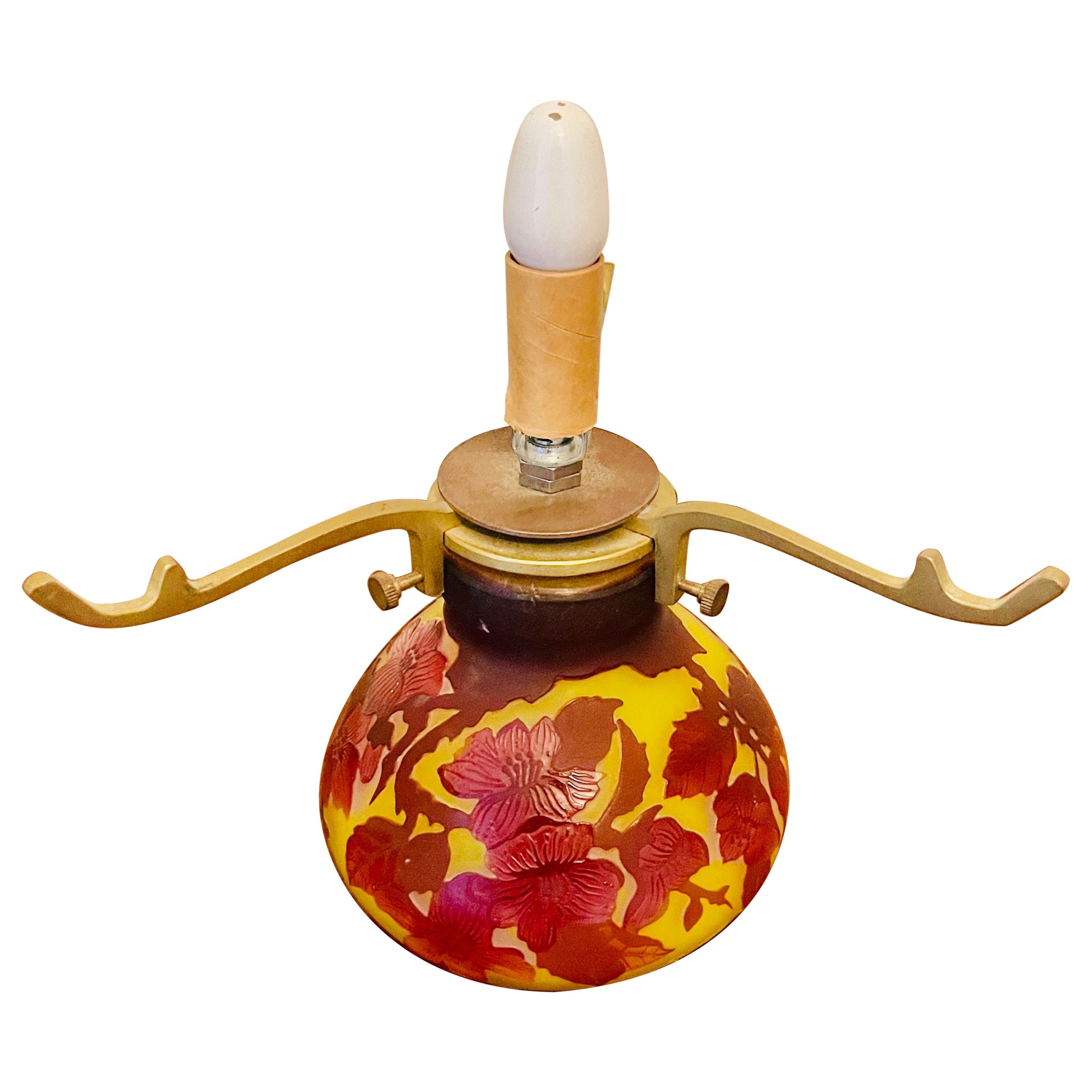 Vase à lampe Art nouveau à motifs floraux en verre camé Emile Galle en vente